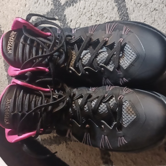 Nike Hyperdunk 2013s in Black and Pink - Picture 2 of 8